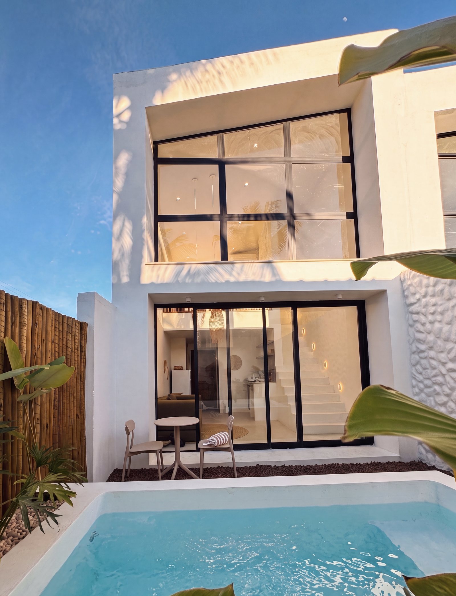 Fachada com piscina privativa